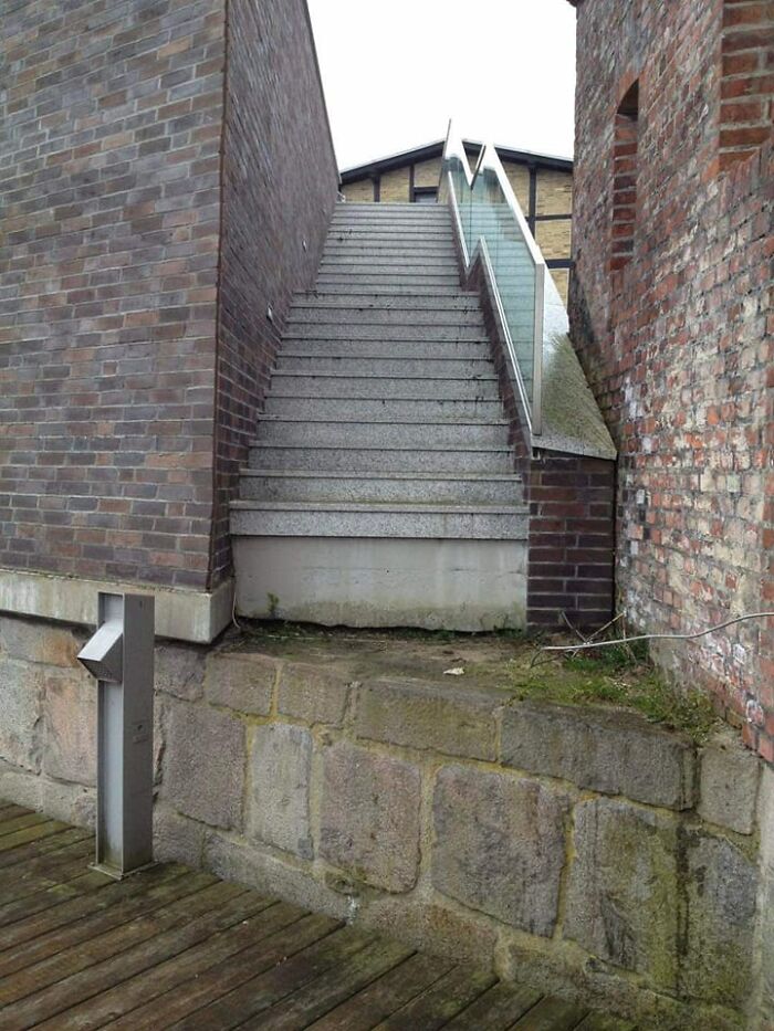 escalier avec une énorme marche