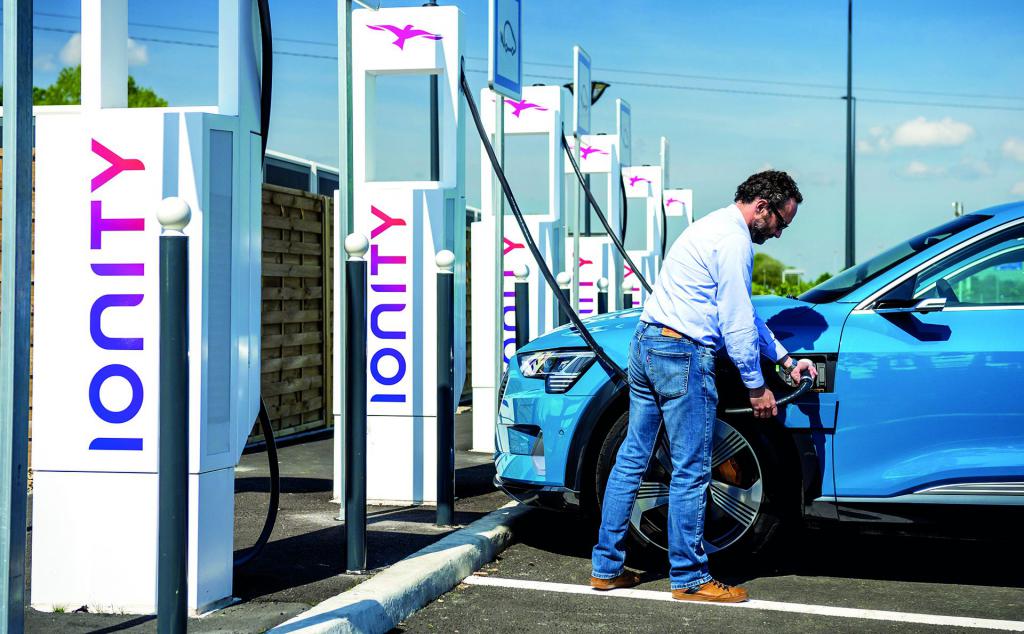 Recharger un véhicule électrique à une borne Ionity va coûter aussi cher  qu'un plein d'essence