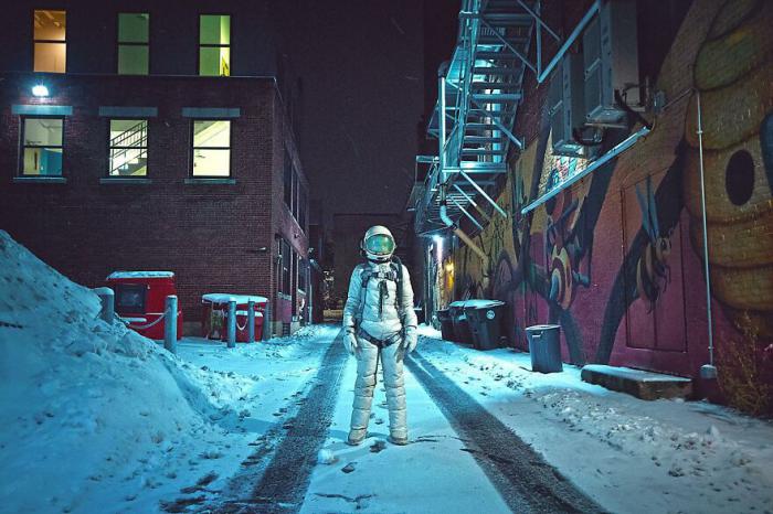 astronaute dans une rue enneigée