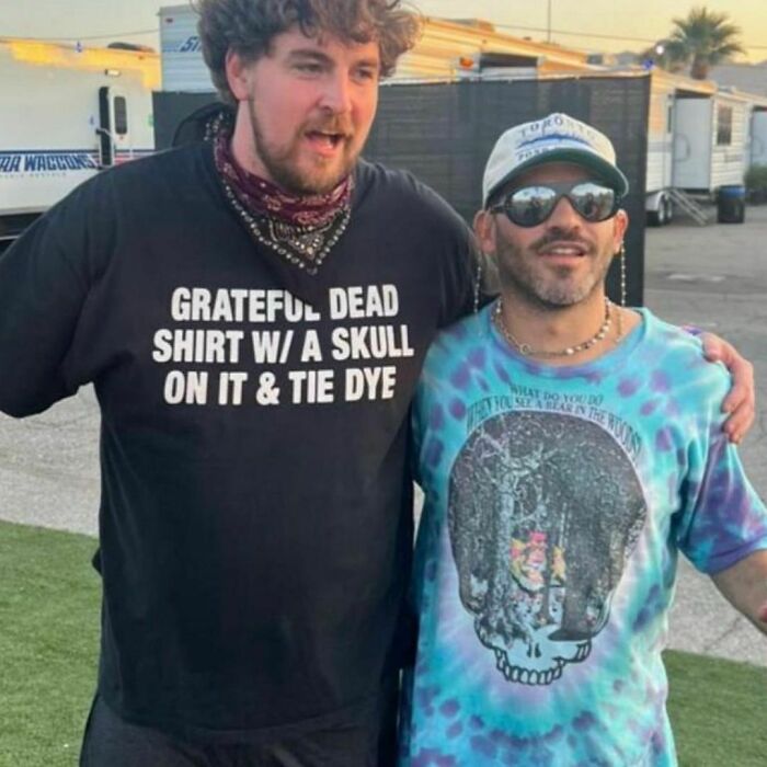 un t-shirt avec un ami