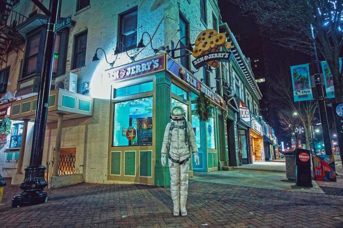astronaute devant un restaurant