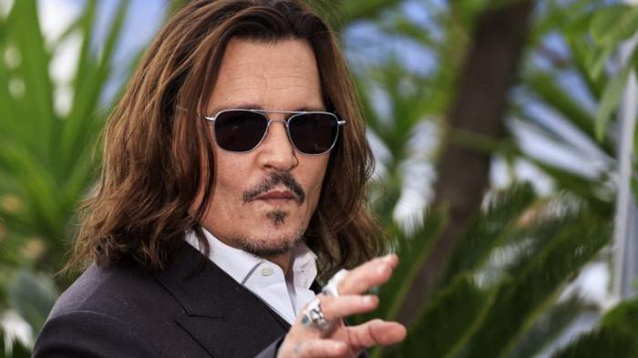 Johnny Depp avec des lunettes de soleil