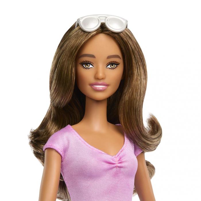 Gros plan sur le visage de Barbie aveugle