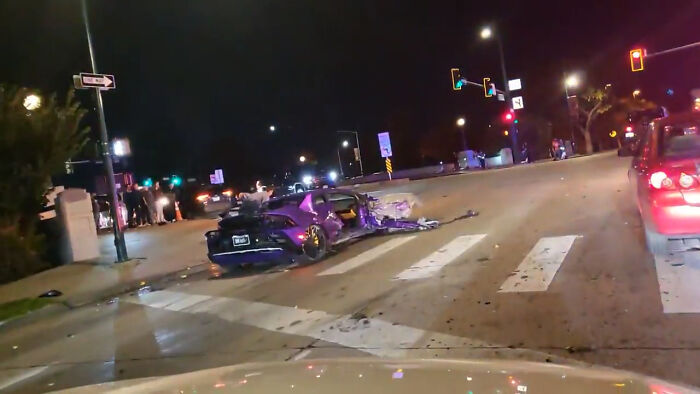 voiture écrasé sur la route