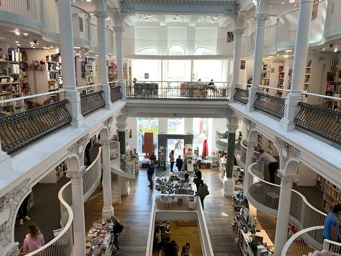 Une ancienne banque en librairie en Roumanie à Bucarest