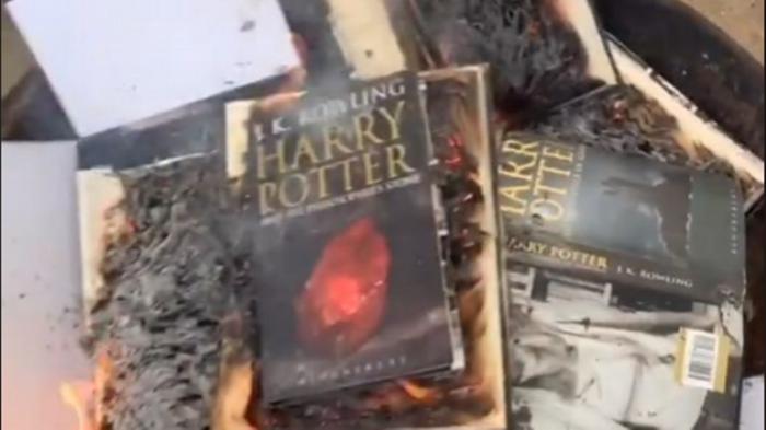 Livres Harry Potter qui brûlent