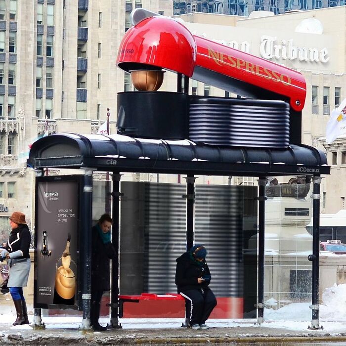 Arrêt de bus en forme de machine Nespresso
