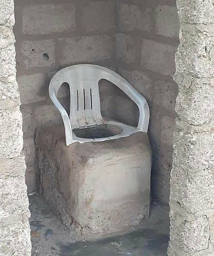 un WC avec une chaise de jardin