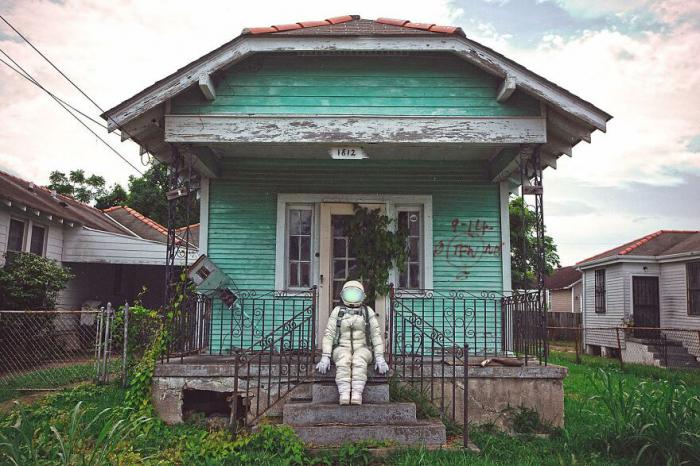 astronaute devant une maison