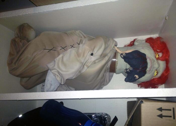 une poupée bizarre dans le placard d