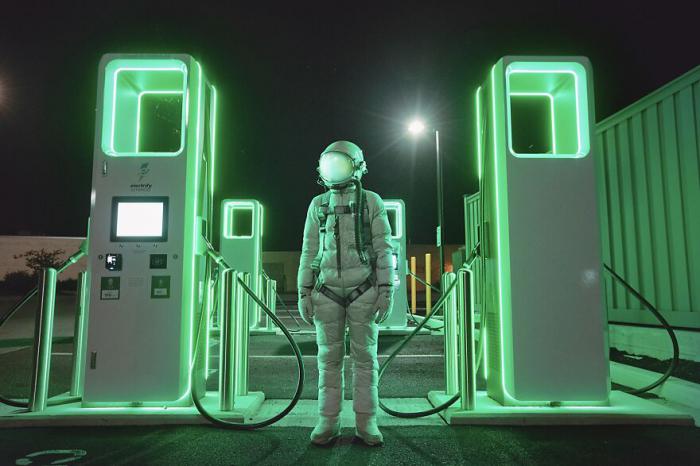astronaute à côté de bornes électriques