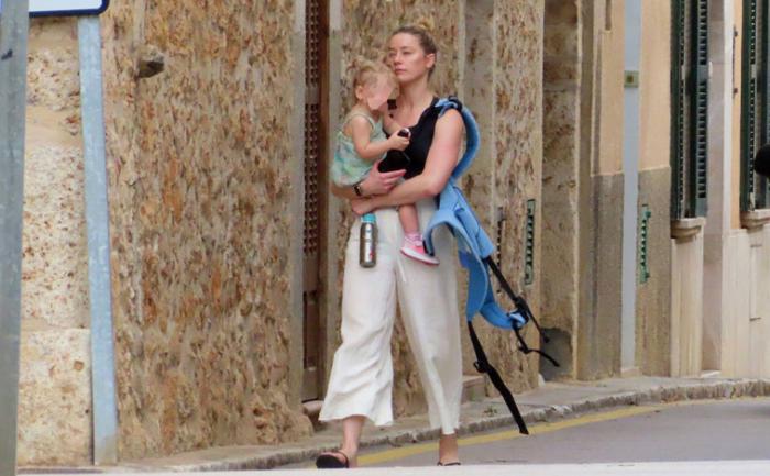 Amber Heard et sa fille qui se balade à Majorque