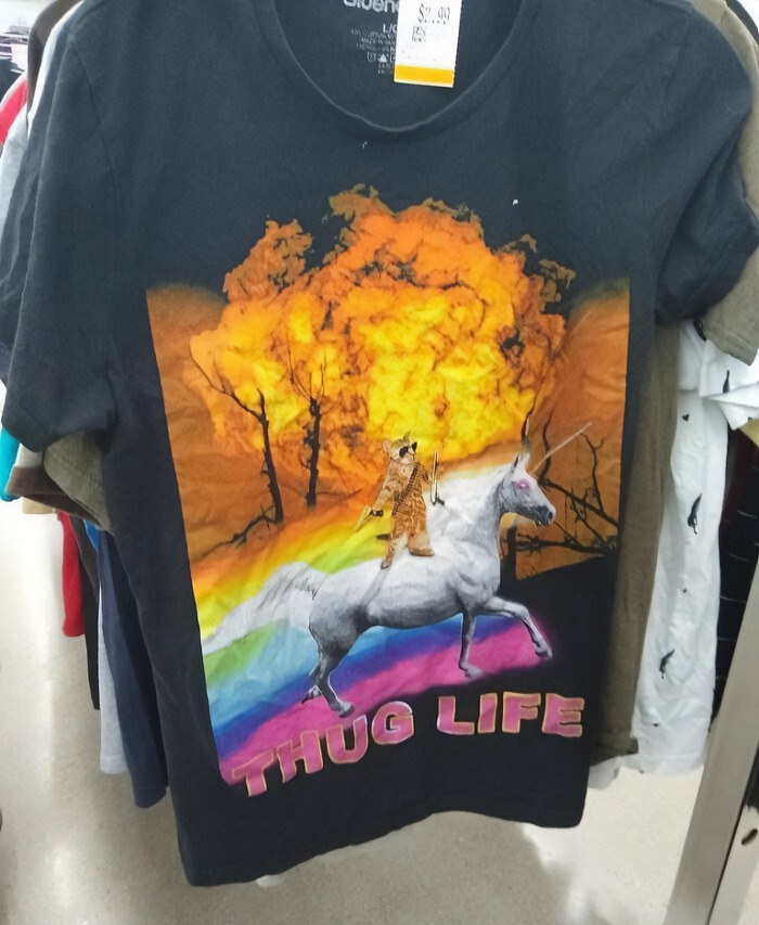 un tshirt avec une licorne