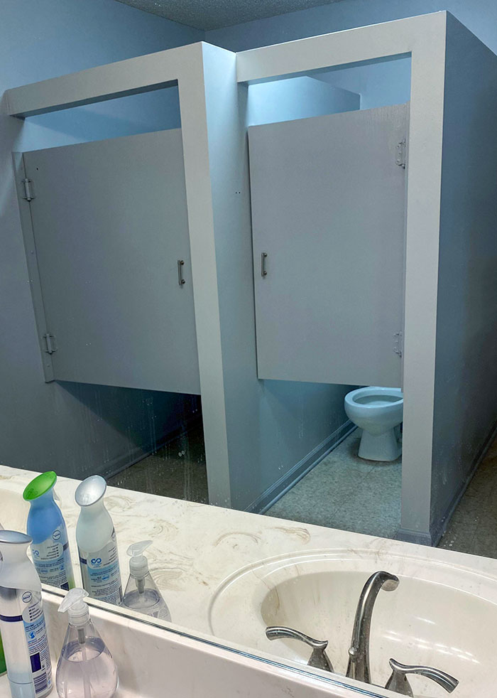un wc avec des portes trop petites