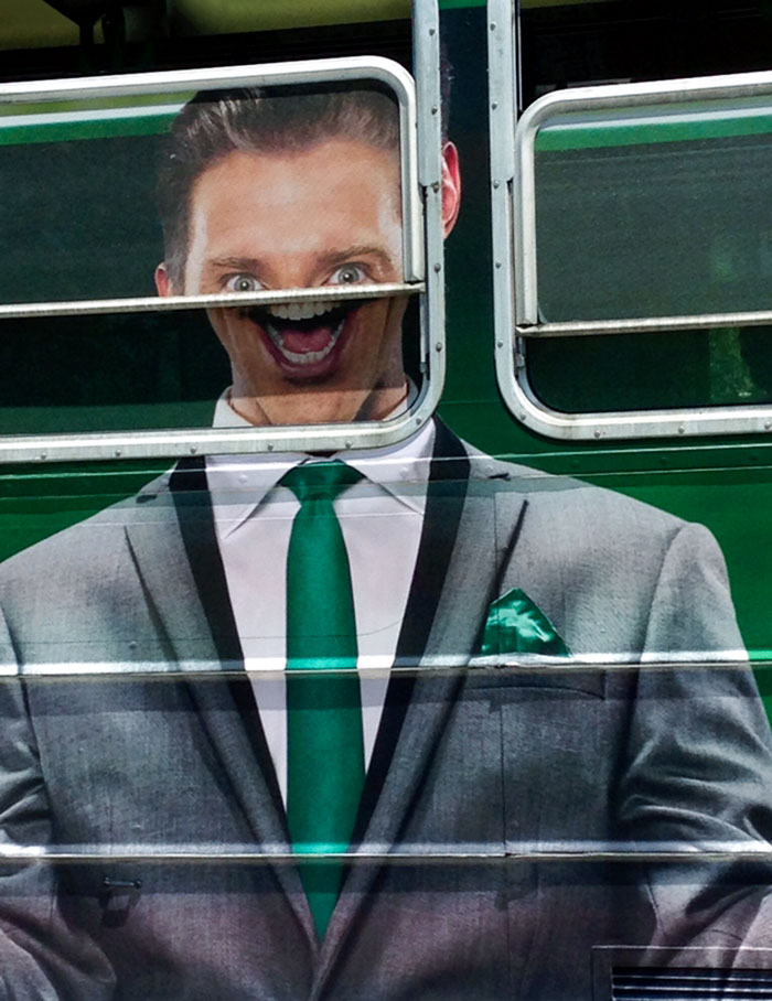 une affiche avec une homme en vert
