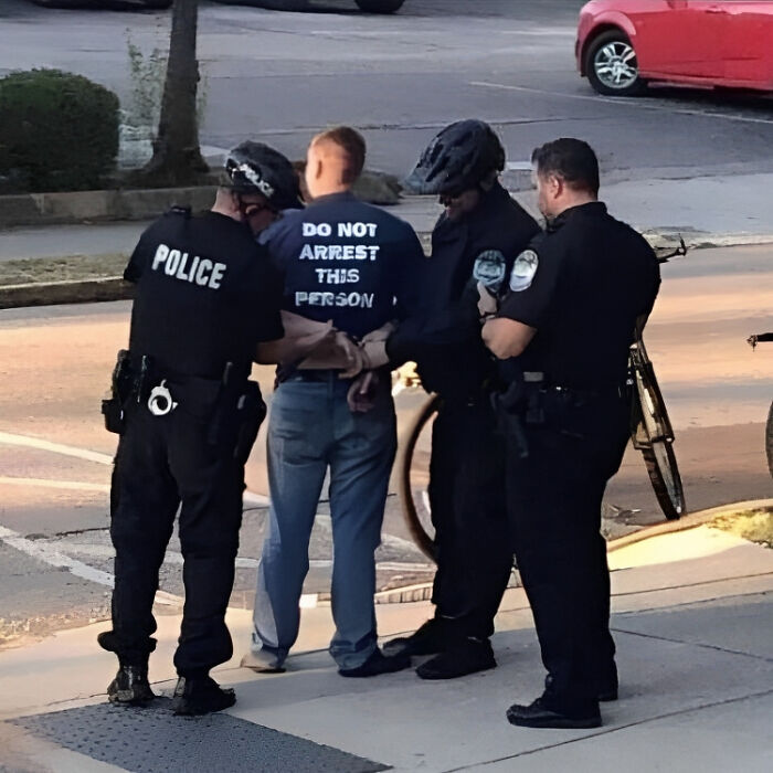 un tshirt sur un homme en arrestation