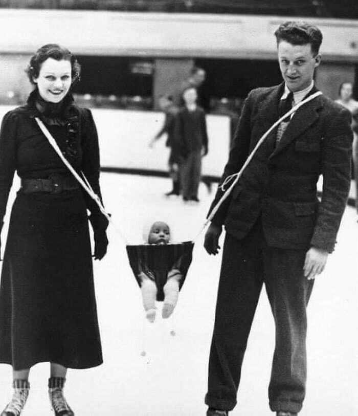 parents avec bébé à la patinoire dans les 1930