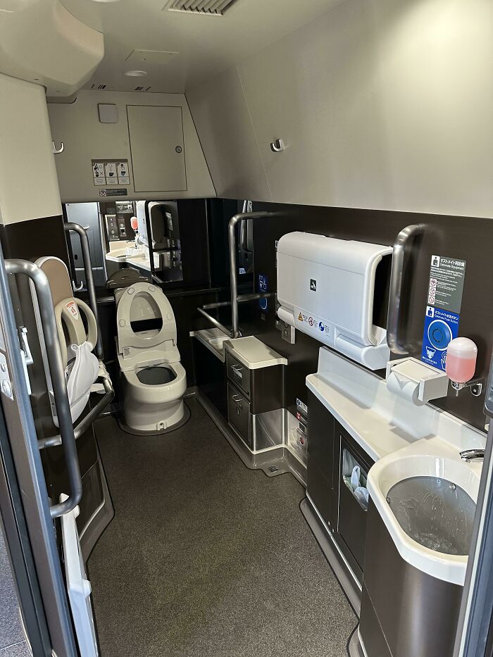 toilettes japon train
