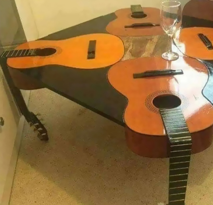 une table avec des guitare