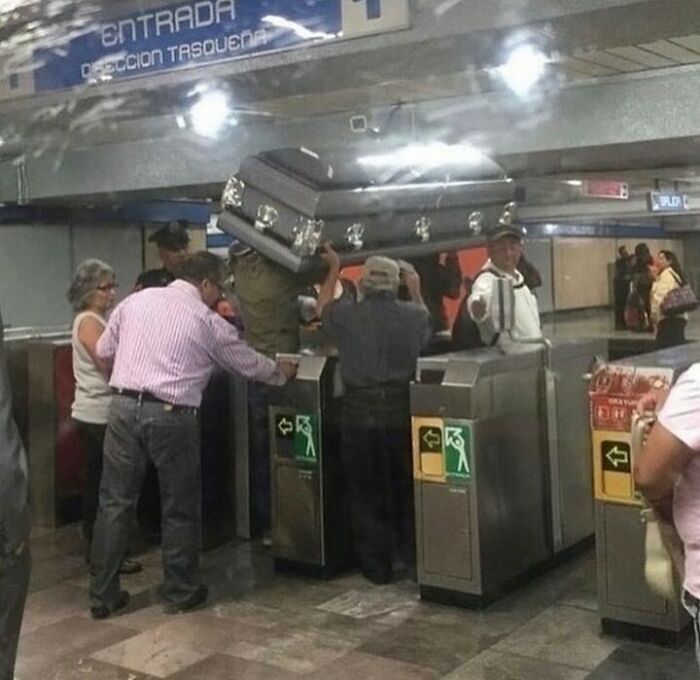 un cercueil dans le métro
