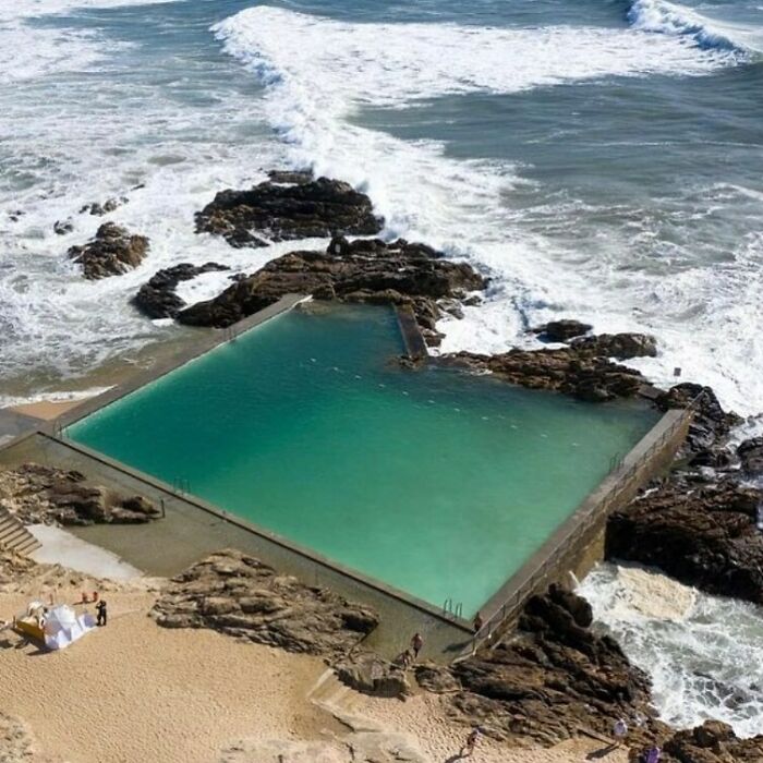 une piscine en bord de mer