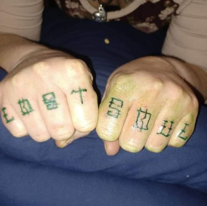 tatouage raté doigts