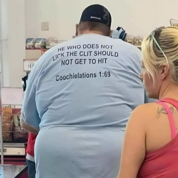 un tshirt sur un homme obèse
