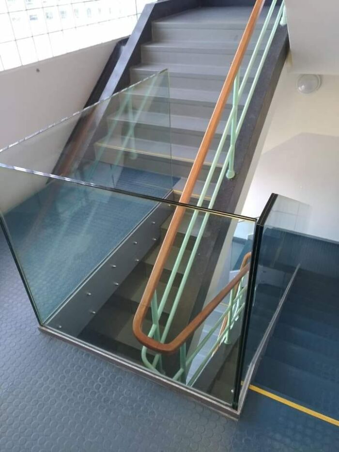 escalier avec une vitre