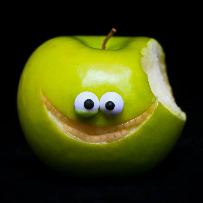 une pomme avec un sourire