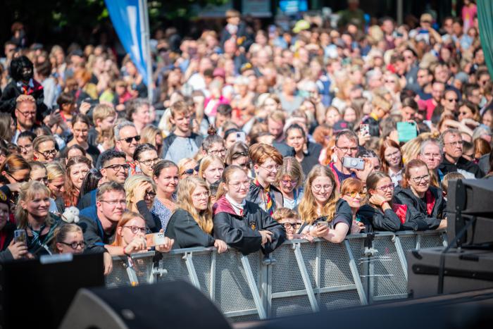 Plus de 1700 fans déguisés en Harry Potter devant la mairie de Hambourg