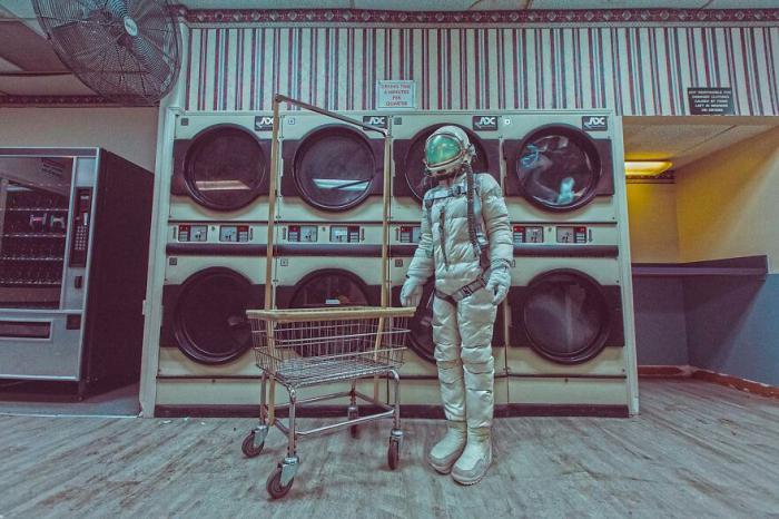 astronaute devant des laves linges