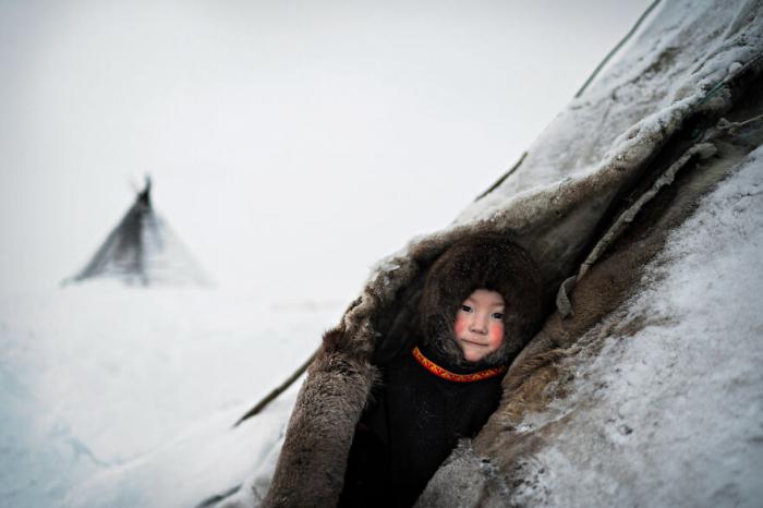 enfant caché dans la neige
