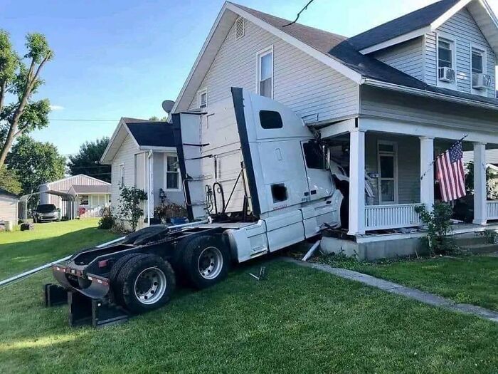 un camion dans une maison