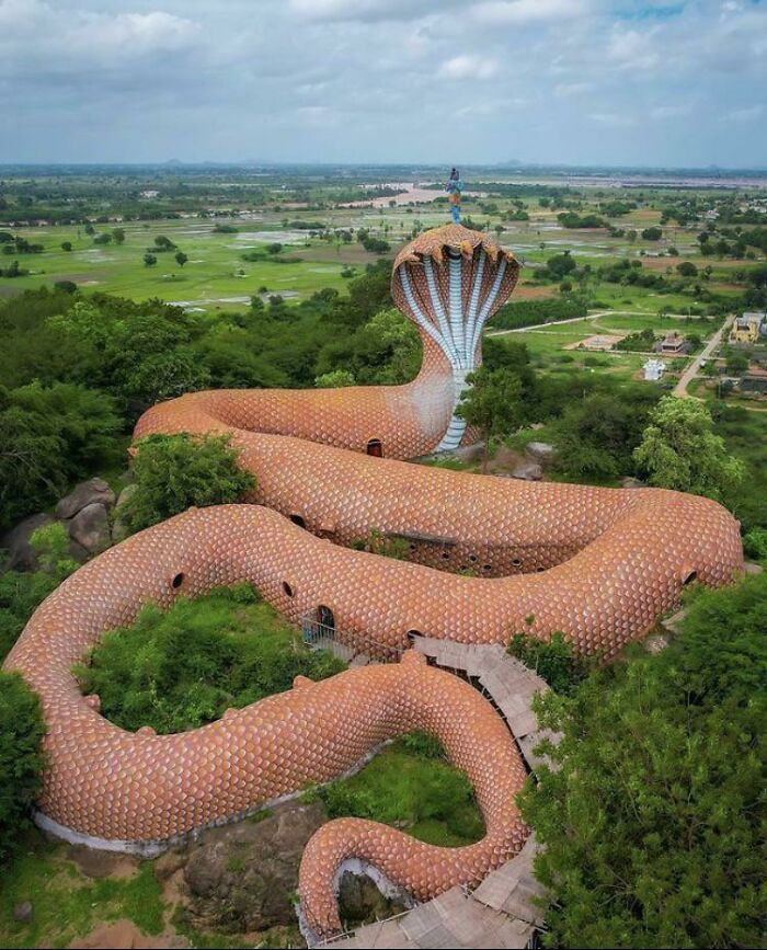 Temple en forme de serpent en Inde