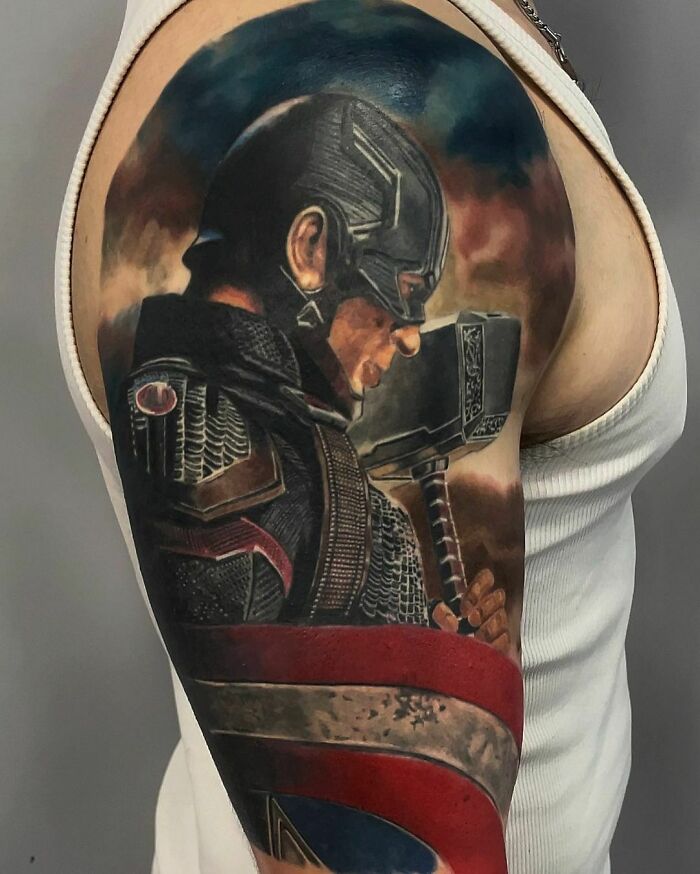 tatouage marvel captain avec le marteau
