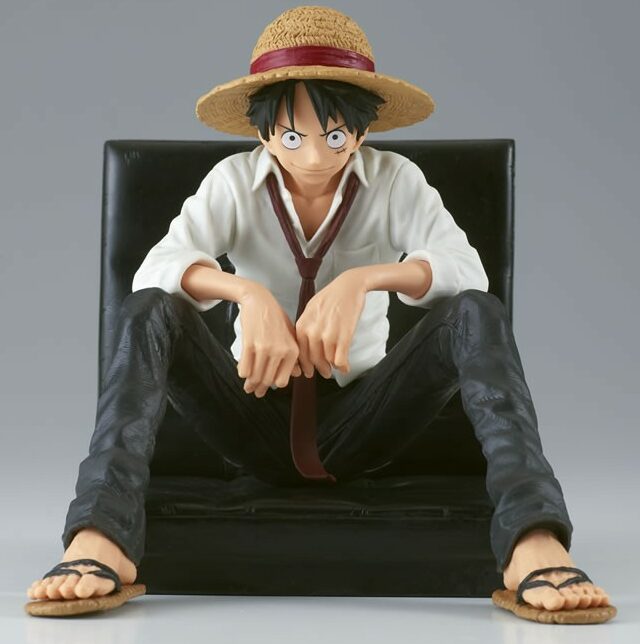 Figurine collector Luffy assis