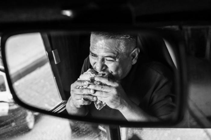Un chaffeur de taxi qui mange un burger de chez Burger King