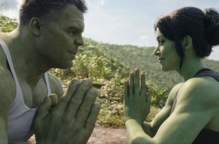 Hulk et She-Hulk dans la série disponible sur Disney+.