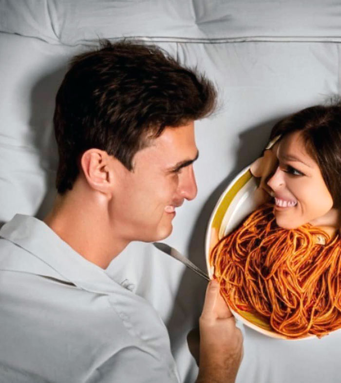 un homme avec une femme spaghettis
